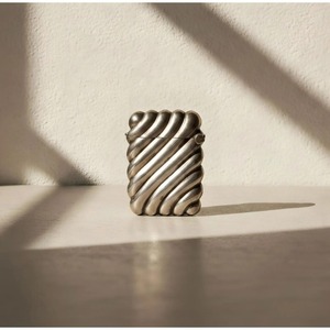 Boîte à allumettes moderne en métal torsadé, accessoire durable pour cigarettes, forme bâton, finition argentée - Product Image 1