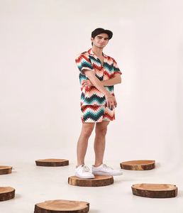 ชุดเซ็ตเสื้อผ้าผู้ชายลายซิกแซกสุดฮิต น้ำหนักเบา สวมใส่สบาย เหมาะกับหน้าร้อน เสื้อและกางเกงขาสั้นเข้าชุด ทรงหลวม สไตล์สตรีทแฟชั่น - Product Image 1