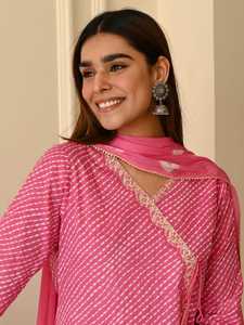 Collection de costumes imprimés en coton : Kurta coupe droite style Angrakha en coton blanc imprimé Lehariya avec dentelle Gota, pantalon et dupatta - Product Image 3