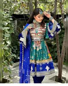 Robes de mariée afghanes Kuchi bleu olive faites à la main avec corsage brodé rose et violet et jupe plissée large - Product Image 3