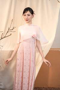 Robe Ao Dai moderne en brocart de soie pour femmes vietnamiennes - Superposition d'épaules en mousseline transparente avec motif de roses KAD27 - Product Image 5