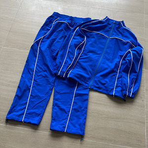 Conjunto Deportivo Unisex OEM de Moda, Chaqueta y Pantalón con Cierre de Cremallera, Estilo Deportivo, para Otoño, Diseño Sólido, Bolsillos Laterales, 100% Nailon - Product Image 4