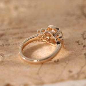 Anillo de Lujo de Oro con Cinco Piedras de Diamante de Laboratorio Rosa Claro de 2.5CT, Corte Antiguo, Corte Cojín, Engaste de Bisel, Media Montura y Piedras Laterales Baguette - Product Image 6