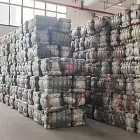 Fardos de ropa usada del Reino Unido para camisetas mixtas de adulto, poliéster/algodón para prendas de vestir, de todas las marcas, para todas las estaciones y tallas - Ropa de moda al por mayor - Product Image 2