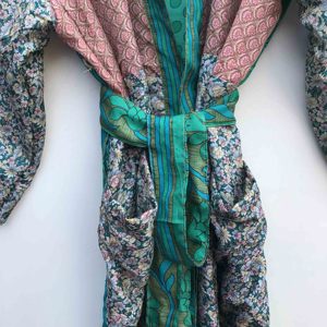 Kimono de Lujo con Parches de Seda, Túnica Larga para Dormir o como Cubre Bikini, Kimono Hecho a Mano con Sari de Seda Reciclada Vintage de la India - Product Image 4