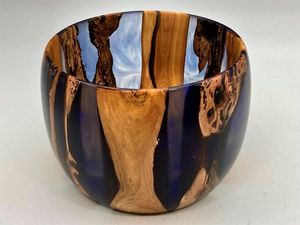 Bol en bois et résine Midnight River, fait main, en époxy, pour servir, décoration artisanale moderne pour la maison - Product Image 1