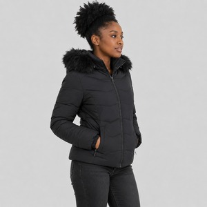 Chaqueta acolchada de plumón para mujer, diseño OEM personalizado, color blanco, con capucha de piel sintética, cierre completo y acolchado, ideal para el invierno. - Product Image 6