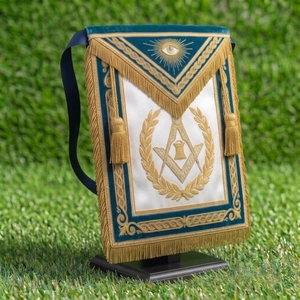 Badge maçonnique en cuir brodé d'or avec franges, panneau bleu marine et sangle de cou réglable - Product Image 3