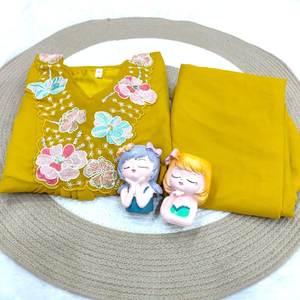 La temporada festiva requiere atuendos que brillen con la misma luminosidad que las celebraciones. Con este conjunto festivo de georgette puro, ¡estás listo para la fiesta! - Product Image 2