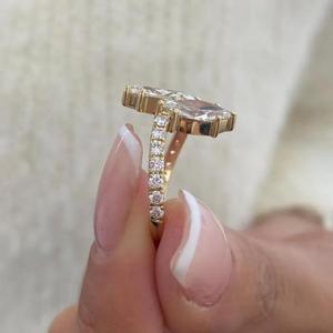 Anillo Toi et Moi con diamante talla marquesa en oro amarillo macizo con banda pavé, anillo de compromiso con diamante cultivado en laboratorio, diseño moderno de bypass abierto. - Product Image 3