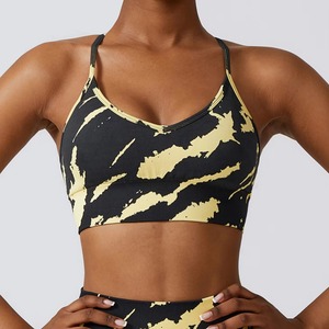 Soutien-gorge de sport pour femme, imprimé nuages bleus, col en V, bretelles spaghetti, maintien moyen, respirant, haut de yoga, design côtelé - Product Image 3