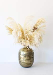 Vase en métal de forme unique pour la décoration artistique contemporaine, accent de table pour la maison et présentation florale design. - Product Image 2