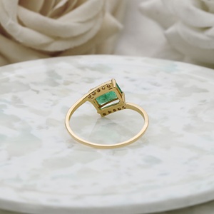แหวนทองคำ 14K ประดับมรกตธรรมชาติสีเขียวและเพชร ขายส่ง |   แหวนหมั้นทำมือทรงเอเมอรัลด์คัทสำหรับผู้หญิง - Product Image 4