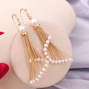 Boucles d'oreilles populaires en perles d'eau douce 5-6 mm avec longs pendentifs en forme de pompon, plaquées or 14 carats - Product Image 2