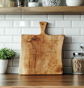 Tabla de cortar de madera rústica con borde natural y nudos, disponible a precios de mayorista para decoración de cocina artesanal. - Product Image 1
