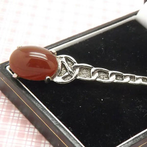 Broche Escocés con Diseño de Espada Estilizada, Pin para Kilt Hecho en Metal Plateado con una Piedra Ovalada de Color Marrón - Product Image 6