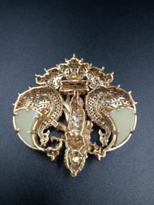 Colgante de dios hindú dorado con alas de pavo real, collar de joyería religiosa, regalo unisex, colgante de Krishna para usar en lugares religiosos - Product Image 2
