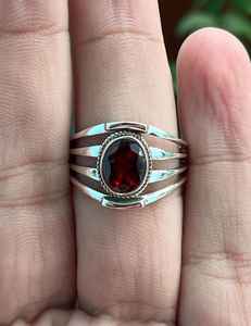 Anillo de granate rojo facetado, plata de ley 925, piedra preciosa ovalada, piedra de nacimiento de enero, joyería artesanal con piedras preciosas para mujer - Product Image 2