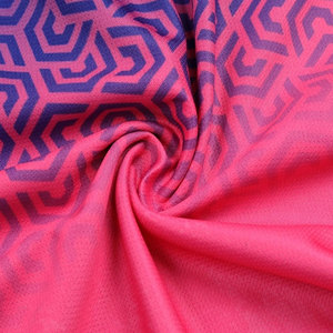 Maillot et short de football légers avec technologie de séchage rapide, tissu en maille respirant, idéal pour les températures chaudes et les matchs intenses - Product Image 6