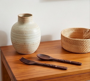 Ensemble de fourchette et cuillère en bois fait main, design traditionnel sculpté, finition mate, couverts réutilisables pour le camping et l'hôtellerie - Product Image 3