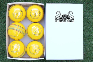 Balles de cricket d'intérieur Kookaburra en cuir de vache de qualité supérieure, personnalisées, 112g, en cuir souple jaune, pour entraînement et matchs. - Product Image 3
