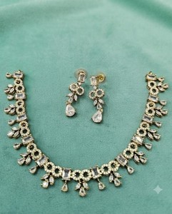 Collar chapado en oro antiguo con doble círculo de diamantes americanos, piedras rectangulares, colgantes de hoja marquesa y pendientes a juego - Proveedor - Product Image 6