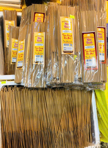 Paquete de Varillas de Incienso Natural Color Marrón Empaquetadas en Envoltura de Plástico para Uso en Fragancias y Aromaterapia - Product Image 3