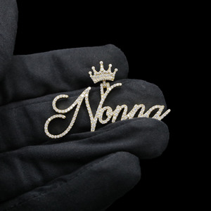 Colgante Nonna Crown, Chapado en Oro de 18K, Aleación con Diamantes, Corte Brillante Redondo, Estilo Hiphop, Joyería Unisex, Regalo - Product Image 1