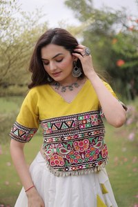 Lehenga Romana de Diseñador para Mujer con Adornos de Flor de Loto y Blusa Bordada Tradicional Kutchi - Product Image 3