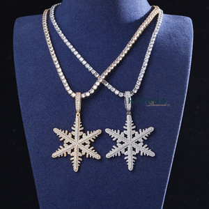 Pendentif flocon de neige en argent 925 plaqué or 18 carats avec cristaux de strass, bijoux de luxe unisexe - Product Image 1