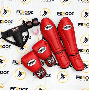 Ensemble d'équipement de boxe rouge personnalisé 2026 neuf pour jumeaux, avec gants, protège-tibias, protège-guêtres, bandages de poignet et protège-dents pour adultes - Product Image 1