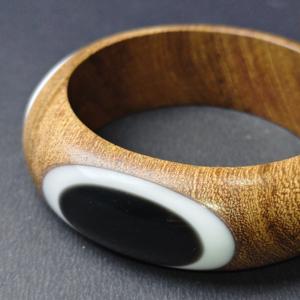 Bracelet large en bois fait main avec incrustation ovale en résine contrastante - Bracelet en bois dur écologique poli à la main - Ethnique - Product Image 5