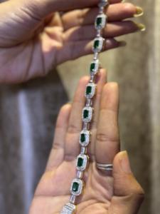 Pulsera de lujo con moissanita de corte esmeralda, pulsera tipo tenis con incrustaciones de piedras verdes, elegante pieza de joyería llamativa. - Product Image 2