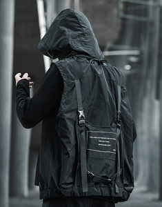 Chaqueta techwear para hombre con bolsillos utilitarios y estilo moderno, chaqueta techwear para hombre con construcción duradera y diseño sencillo. - Product Image 4