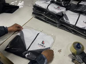 เสื้อแจ็คเก็ตกันลมแบบมีฮู้ดสำหรับผู้ชาย น้ำหนักเบา กันน้ำ มีซิป เหมาะสำหรับวิ่ง ออกกำลังกายกลางแจ้ง ชุดลำลอง สั่งผลิตได้ (OEM) - Product Image 5