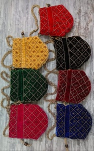 Sacs Potli en velours élégants faits à la main, sacs à cordon traditionnels ethniques, broderie Zardosi dorée complexe et poignées tressées - Product Image 2