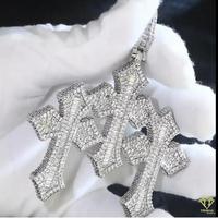 Pendentif croix haut de gamme avec finition en or jaune et or blanc et pierres de moissanite brillantes