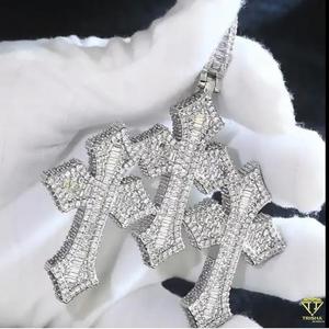 Pendentif croix haut de gamme avec finition en or jaune et or blanc et pierres de moissanite brillantes - Product Image 6