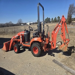 Tractor compacto versátil Kubota BX23S con cargador y retroexcavadora, motor diésel, tracción en las cuatro ruedas, perfecto para paisajismo. - Product Image 6