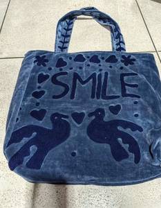 กระเป๋าโท้ทกำมะหยี่สีน้ำเงินสั่งทำขายส่ง พร้อมลายปักตัวอักษร SMILE สีน้ำเงินเข้ม รูปหัวนกพิราบ หัวใจ และลายดอกไม้ - Product Image 2