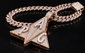 Collar con Colgante Triangular Chapado en Oro Rosa con Incrustaciones de Moissanita, Diseño de Letra, para Hombres y Mujeres, Joyería para Fiestas - Product Image 4