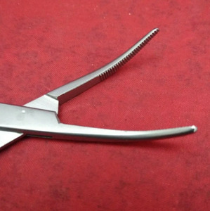 Instruments chirurgicaux dentaires en acier inoxydable, pinces hémostatiques fines Kelly / 5,5 pouces / finition complète incurvée dentée - Product Image 1
