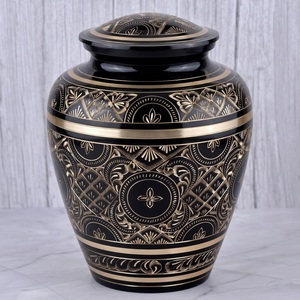 Urna Funeraria para Adultos en Latón Negro y Dorado con Diseño Floral y de Corazón para Cenizas Humanas, Superficie Brillante - Product Image 5