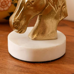 Escultura de Cabeza de Caballo de Aluminio Dorado con Base de Mármol Blanco, Elegante Figura Ecuestre, Adorno de Lujo para Mesa de Salón - Product Image 6