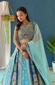 Lehenga Choli Traditionnel de Créateur en Fausse Fourrure, Protection Solaire, Extensible, pour Mariage, Diwali, Soirée, en Matériaux Recyclés - Product Image 3