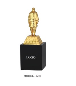Trofeo metálico Elegante premio metálico con acabado pulido, ideal para campeonatos deportivos y logros educativos. - Product Image 5