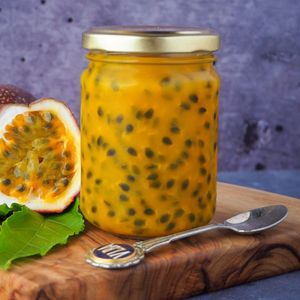 Concentré de pulpe de fruit de la Passion surgelé, purée dénoyauteuse mi-coupée, goût frais et acidulé pour la production de jus, préservé sous l'eau, emballage sous vide - Product Image 1