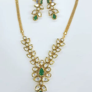 Ensemble de bijoux en diamants américains de qualité supérieure avec collier pendentif en pierre verte et boucles d'oreilles assorties, pour mariages, fêtes et occasions spéciales, export. - Product Image 1