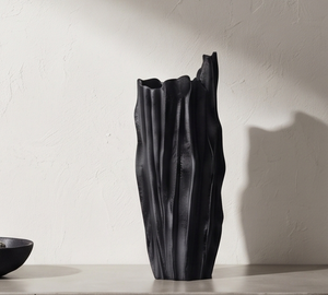 Vase d'art métallique noir premium, finition rugueuse et plissée, surface sculptée irrégulière, élégant porte-fleurs pour centres de table de mariage, disponible en gros - Product Image 1