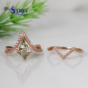Bague pour femme plaquée or rose avec zircone et pierre naturelle, sertissage pavé à coupe triangulaire, design géométrique bohème - Product Image 3